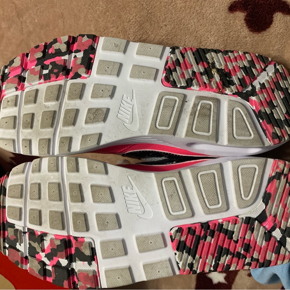 Nike - Picture 3 of 4